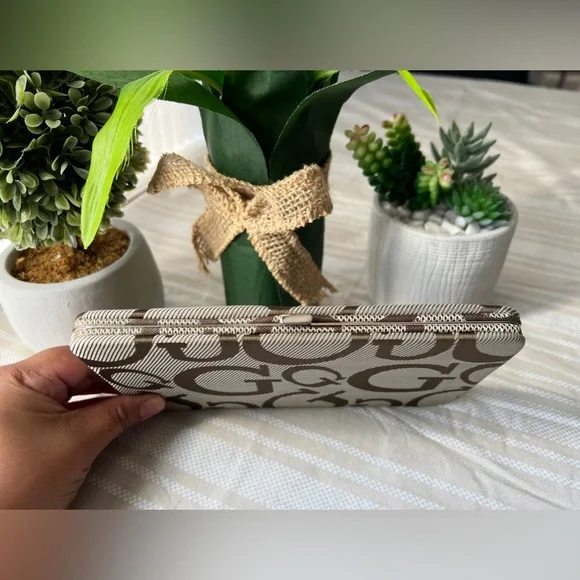 🌸4/$25 Gold/Tan “G” snap wallet/clutch - Picture 3 of 10